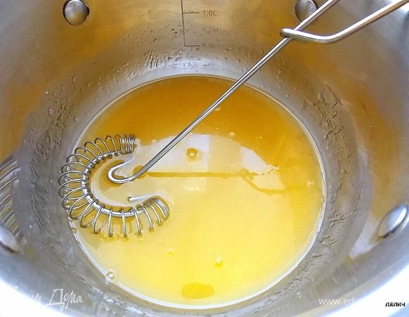 Масло растопить, добавить сахар и мешать до его растворения.