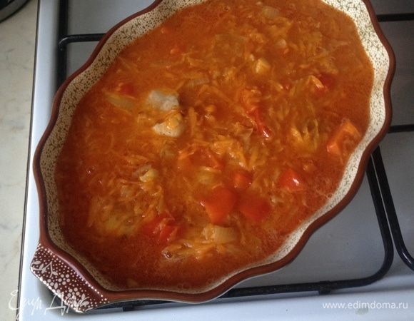 Залить соусом куриные ножки в жаропрочной форме.