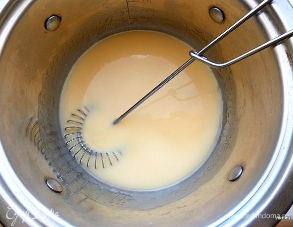 Добавте кефир и перемешать до однородной массы.