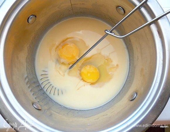 Добавить яйца и немного взбить.