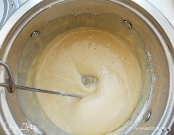 Перемешать муку, разрыхлитель, ванилин. Соединить обе массы и замесить тесто. Оно получается как на оладьи.