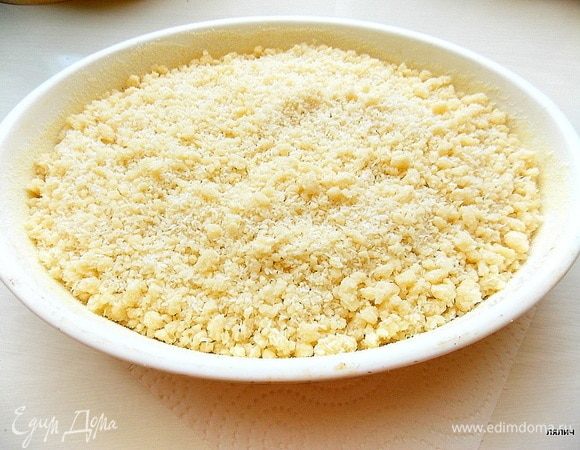 Форму смазать маслом и посыпать мукой. В форму 25х18 переложить тесто и разровнять. Сверху равномерно распределить штрейзель.