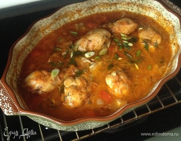 Достать из духовки форму, посыпать смесью из зелени и дольки чеснока.