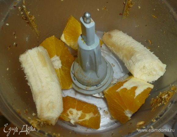 Апельсин и банан очистить. Измельчить в комбайне. Измерить объем получившейся смеси. Переложить смесь в сотейник.