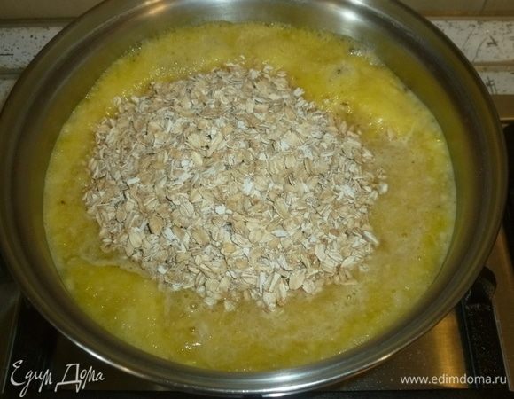 Долить в сотейник воды, чтобы общий объем получился 500 мл. Довести до кипения, всыпать овсяные хлопья, добавить мед.