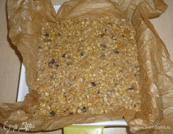 Квадратную форму (25х25 см) застелить смоченным и смятым куском пергамента. Выложить смесь, разровнять. Выпекать 45-50 минут до золотистого цвета.