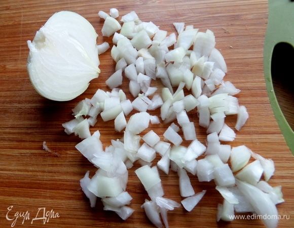 Луковицу мелко нашинковать.