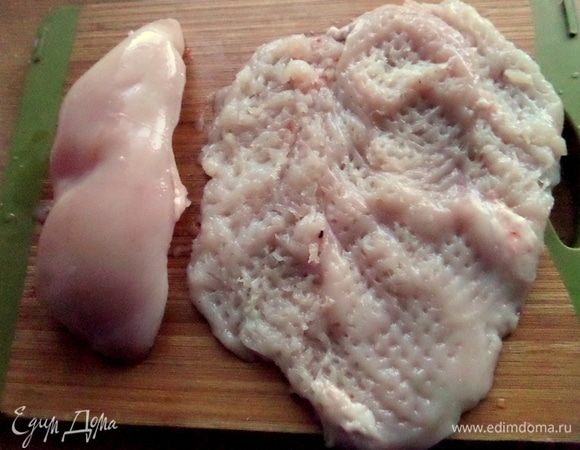 Куриное филе отбить тонко.