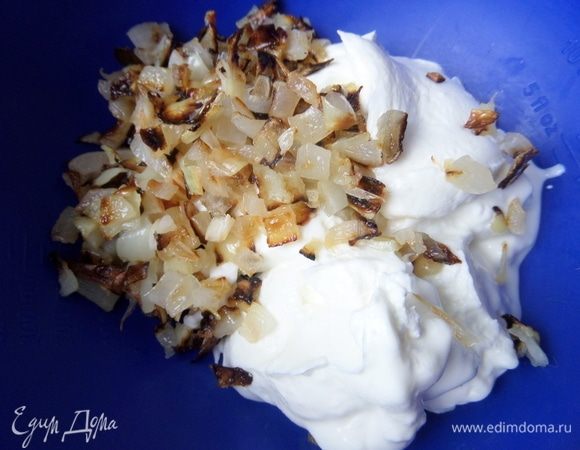 Высыпать со сковороды к нему лук.