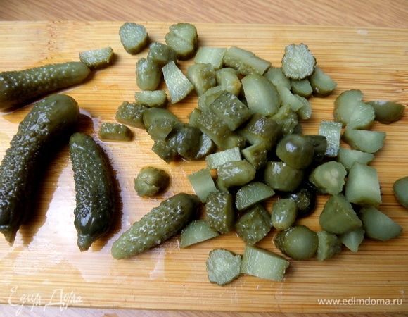 Маринованные огурчики покрошить.