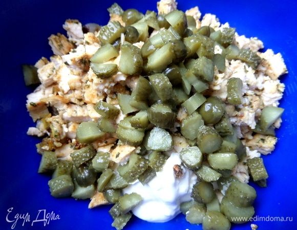 Добавить для пикантности в начинку. Перемешать. Посолить, если требуется.