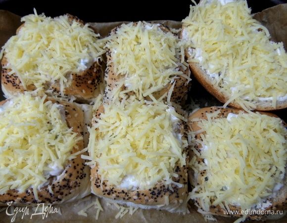 Посыпать густо сверху.