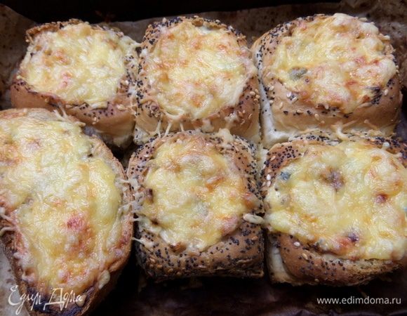 Запекать в духовке до румяной корочки около 20 минут при 180°С.