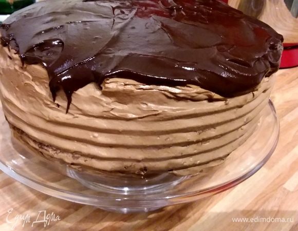 Ганаш: растопите шоколад со сливками любым из доступных вам способом, можно на водяной бане. Смазать верх торта ганашем. 
