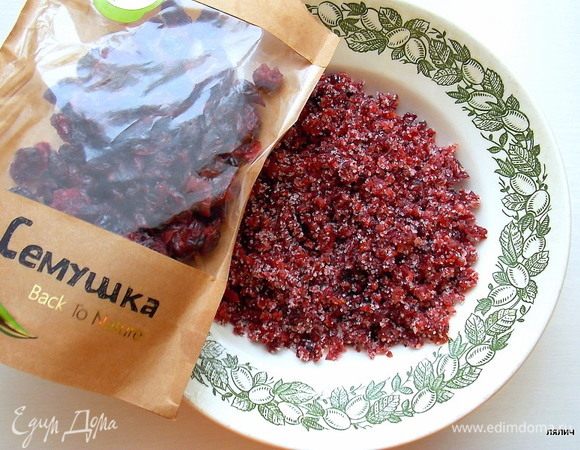 Клюкву ТМ «Семушка» с небольшой частью сахара измельчаем в блендере или мясорубке.