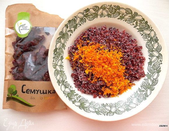 Апельсин хорошенько вымыть, вытереть и натереть всю цедру. Пока его убираем в сторону, он нам еще пригодится. Соединить с клюквой.