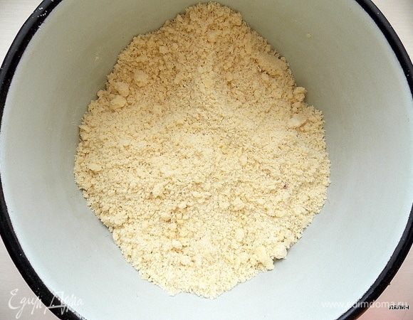 Соединить в чаше блендера муку, сахар и холодное масло, пробить до состояния крошки.