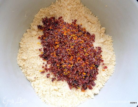 Добавить клюкву с цедрой и перемешать. 