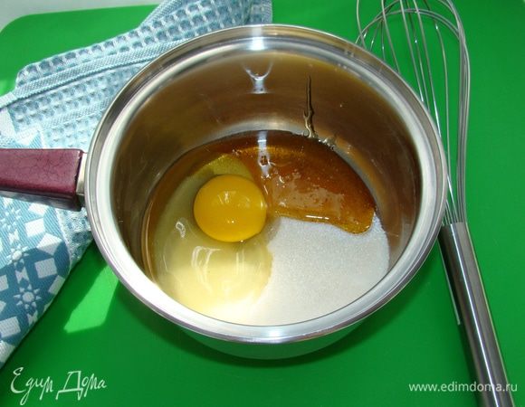 В сотейнике смешать до однородности мед, сахар, яйцо и щепотку соли. Добавить сливочное масло и поставить сотейник на средний огонь. При постоянном помешивании довести смесь до кипения, но не кипятить!