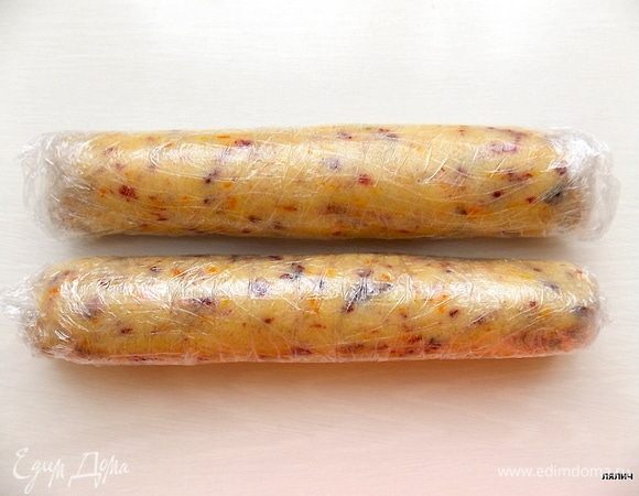 Скатать каждую в колбаску, завернуть в пленку и убрать в холод на 30 мин. Их так же можно убрать в морозилку и хранить там до 2-х недель.