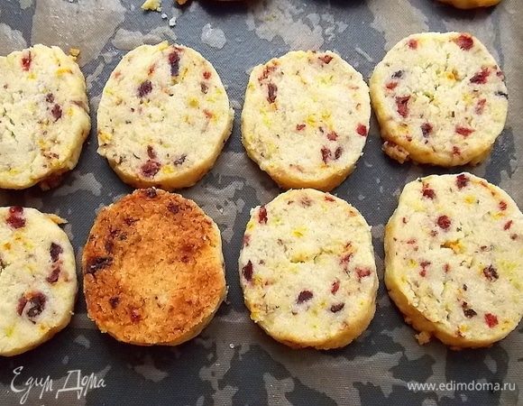 Выпекать при 180°С 12-13 мин. Низ зарумянится, а верх останется того же цвета. Вынимайте сразу, даже если вам покажется, что оно не готово. Иначе вместо рассыпчатого печенья, получите сухарики. Хотя и они тоже очень вкусные.