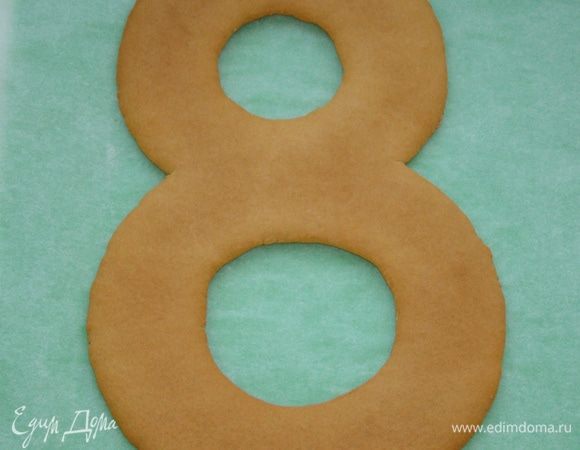 Таким образом испечь коржи. Так как коржи у меня большие и я решила сделать в три этажа торт, я приготовила 1,5 нормы теста. Пока коржи горячие, они очень мягкие, по этому им необходимо дать остыть.