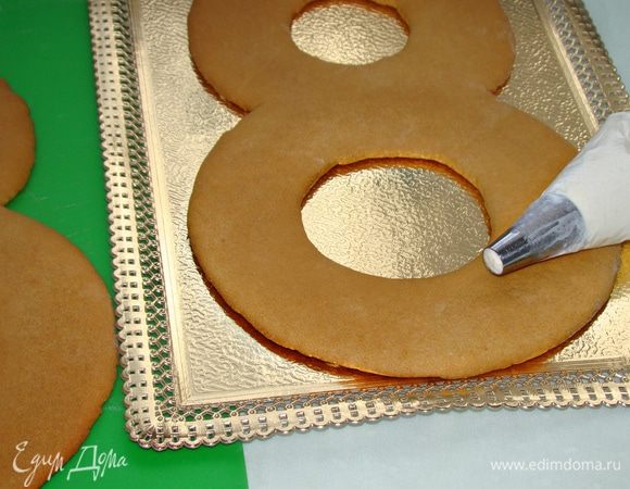 Пока коржи остывают, приготовим крем. Для этого взбить миксером до крепких пиков сливочный сыр, сахарную пудру и сливки. Готовый крем поместить в кондитерский мешок с насадкой (насадку можно взять как с большим круглым отверстием, так и в виде закрытой или открытой звезды).