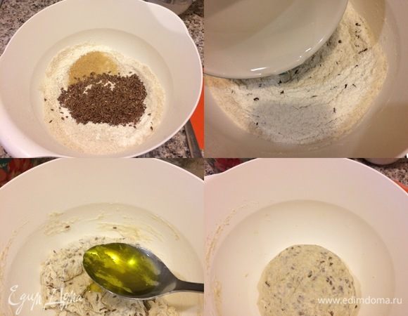 В миску просеять оба вида муки, добавить соль, сахар, дрожжи, семена и перемешать. Затем добавить воду, масло и все хорошо перемешать. Руки смазать маслом, из теста сформировать шар, положить в миску, накрыть пленкой и поставить в теплое место на 1–1,5 часа.