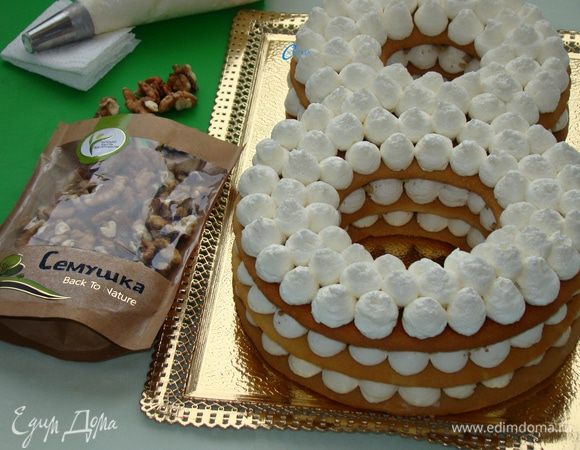 Таким образом я сделала три этажа торта. Верхний корж я уже не посыпала орешками, а украсила по своему вкусу.