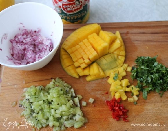 Нарежьте мелким кубиком лук, залейте его соком лайма или лимона. Остальные ингредиенты так же мелко нарежьте кубиками. Зелень кинзы измельчите.