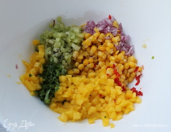 Сложите все ингредиенты в миску, в том числе кукурузу ТМ «Фрау Марта», перемешайте, добавьте по вкусу соль и отрегулируйте по вкусу количество лаймового сока. Хорошо охладите сальсу.