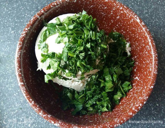 Нарезанную зелень добавить к рикотте. Смешать. Если рыбка у вас будет малосоленая, можете на этом этапе немного посолить, поперчить. Я не делаю этого.