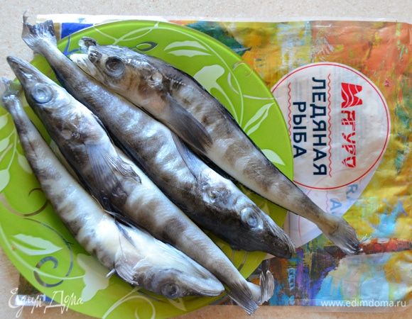 Размороженную рыбу разрезать вдоль брюшка, очистить от внутренностей и промыть под проточной водой. Удалить влагу с помощью бумажных полотенец.