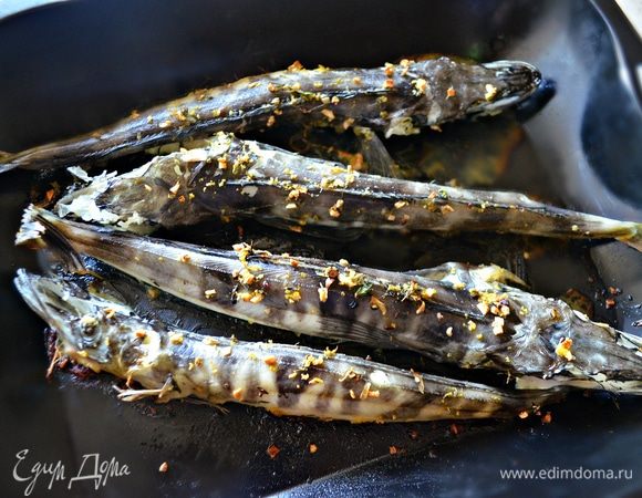 Уложить рыбу на смазанный маслом противень и запекать в предварительно нагретой до 180°С духовке 20 мин, прикрыв фольгой, а затем еще около 10 мин до готовности.