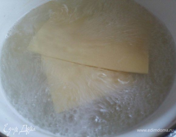 Листы лазаньи, а нам их для формы размером 20х20 понадобится 8 штук, отварить в воде, с добавлением 1 ст. л. растительного масла. Каждый раз кладем в кастрюлю по 2 листа и отвариваем в течении 3 минут. Этого достаточно. Сразу же вынимаем и кладем в холодную воду остывать.