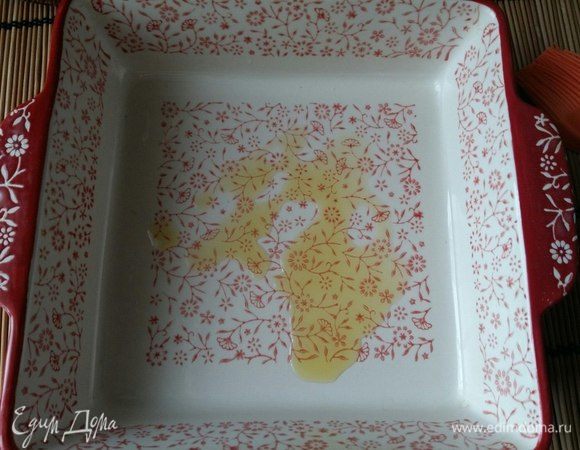 Пока первые листы отвариваются, приготовим форму, смажем оливковым маслом.