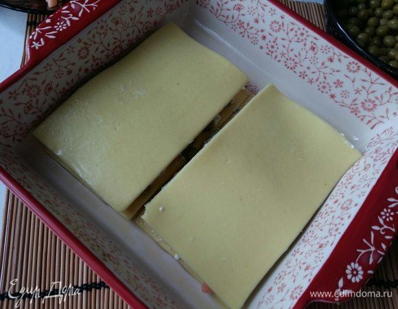 Накрыть листами лазаньи и продолжить выкладывать начинку, рыба-рикотта-зеленый горошек.