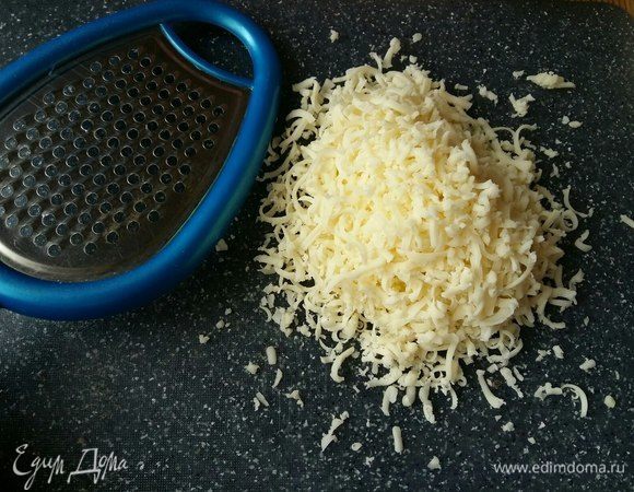 Натереть сыр, у меня моцарелла.