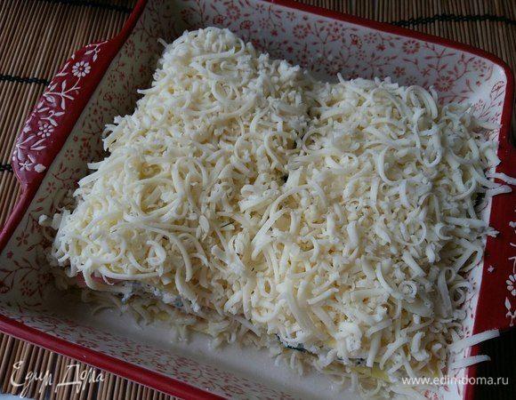 Посыпать сверху на листы сыр. Я сыр обычно не жалею. Поставить в разогретую духовку на 25 минут. 