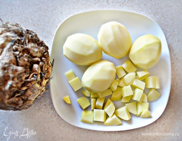 Для гарнира очистите и нарежьте кубиками картофель (2 средних клубня). Корень сельдерея также очистите и нарежьте на небольшие кубики. Отварить овощи вместе в подсоленной воде до размягчения.