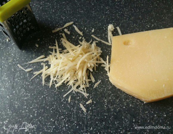 Натереть пармезан на мелкой терке. Можно этот шаг опустить. Вполне достаточно и моцареллы. 