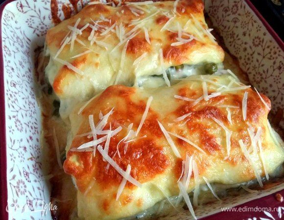 За 5 минут до готовности (а мы готовим, пока сверху на лазанье не образуется румяная корочка), посыпать пармезан, убрать вновь в духовку и через 5 минут выключить духовку.