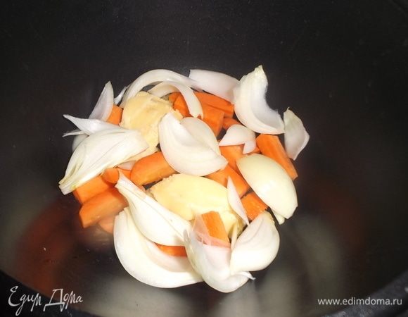 На дно казана или утятницы, положить 2 ст. л топленого масла, положить порезанную морковь, луковицу. Поверх выложить окорочка (порционные кусочки). Посолить, поперчить.