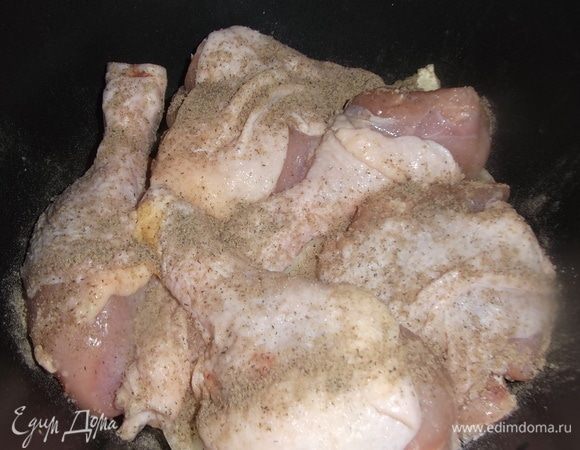 Выложить снова морковь и луковицу, на них оставшиеся куски курицы.