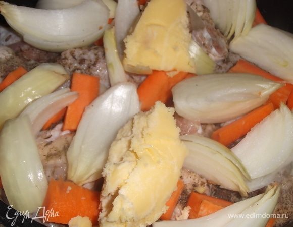 Солим, перчим. Посыпаем тмином. Выкладываем оставшуюся морковь и лук. Добавляем 2 ст. л. топленого масла. Накрываем крышкой.