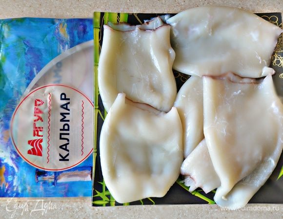 Тушки кальмаров хорошо промыть под холодной проточной водой.