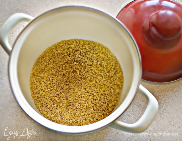 Булгур промыть в холодной воде. Поместить крупу в кастрюлю, залить водой, слегка посолить после кипения и готовить до готовности. 