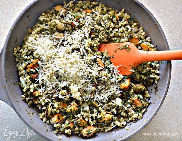 Готовый булгур соедините с мидиями и шпинатом, добавьте 2 ст. л. тертого пармезана и перемешайте.