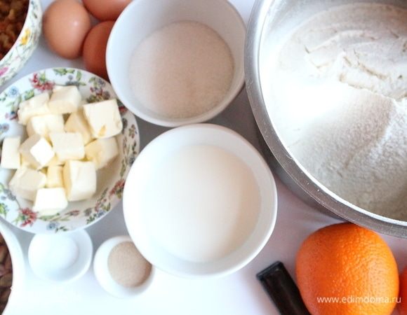 Приготовить все необходимое для теста. Мука у меня здесь из мягких сортов пшеницы типа 00. Можно взять Манитобу, то есть так называемую «сильную» муку с высоким глютеном. Масло порезать на кубики.