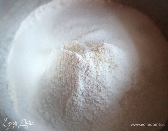 Муку просеять, добавить сахарный песок, дрожжи, соль. Сухие компоненты хорошо перемешать. 